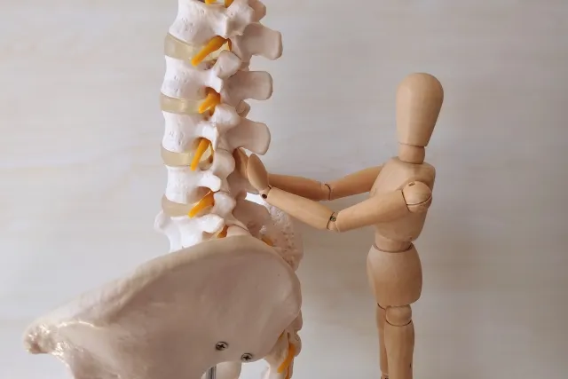 大阪市西区・本町駅近くの整体院で行う、腰痛の根本原因にアプローチするシナプス療法