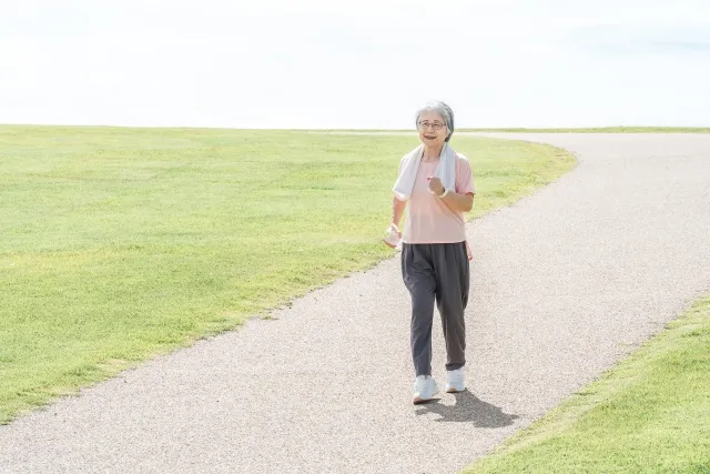 本町駅近くの当院で繰り返す膝痛を根本的に治療し、一生歩ける体に